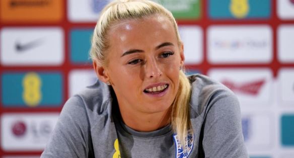 chloe-kelly-teeth