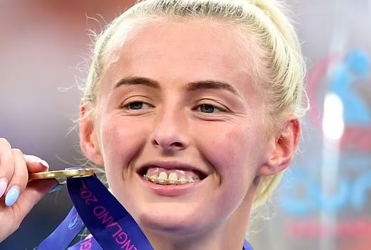 Does Chloe Kelly wear teeth braces?