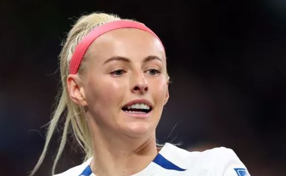 Chloe Kelly's teeth before and after